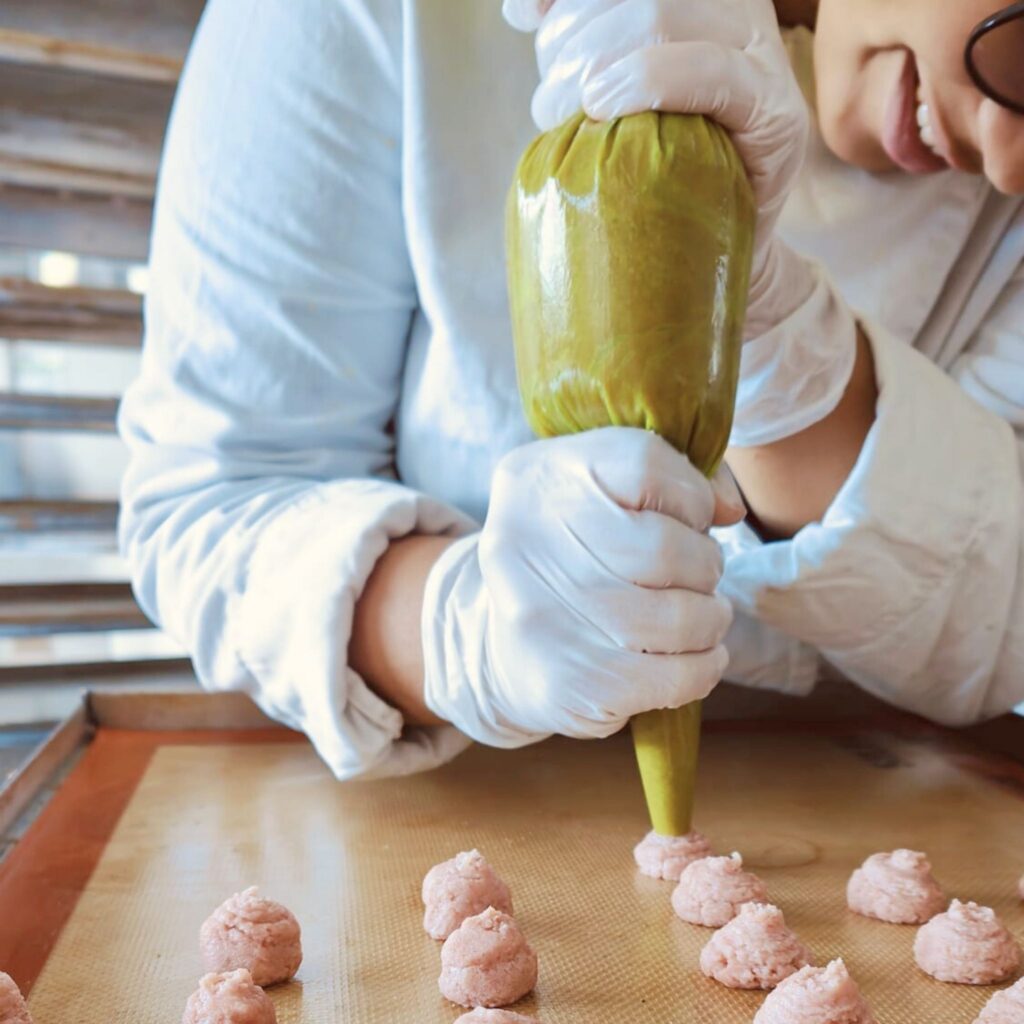 Preparazione artigianale di biscotti Kama senza lattosio, keto, low carb e paleo